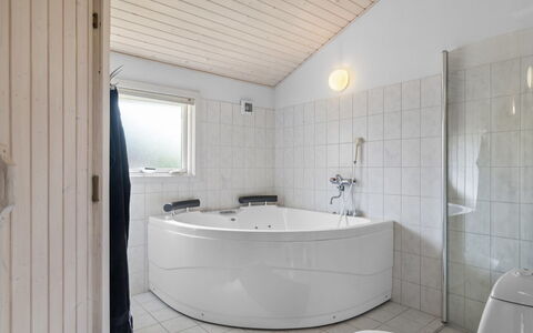 Frederikke - 875M from the Sea: Flooring, Loodgieterswerkinrichting, Verdieping, Interieur Ontwerp, Plafond, Badkamer, Bad, Loodgieter, Kraan, Samengesteld Materiaal