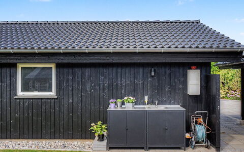 Frederikke - 875M from the Sea: Hout, Siding, Schuur, Deur, Garden Gebouwen, Tuin, Werf, Hardwood, Ontwerp, Bloempot