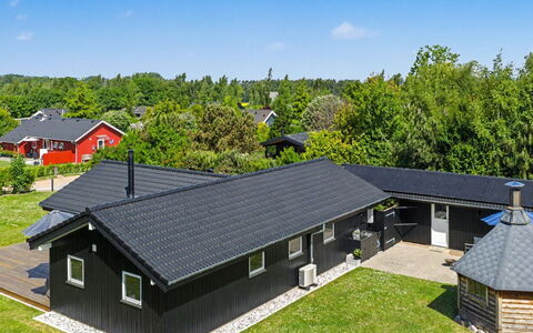 Frederikke - 875M from the Sea: Dak, Verblijf, Werf, Tuin, Landgoed, Gazon, Garden Gebouwen, Siding, Boerderij, Landscaping