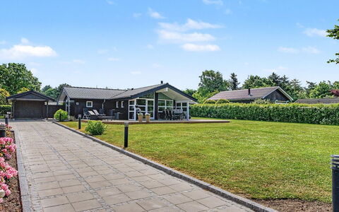 Frederikke - 875M from the Sea: Woongebied, Huis, Huis, Landgoed, Verblijf, Schaduw, Gazon, Oprit, Voorstad, Tuin
