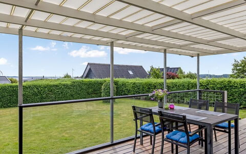 Nielsine - 250M from the Sea: Buitenmeubels, Meubilair, Schaduw, Samengesteld Materiaal, Buitentafel, Metaal, Glas, Tuin, Outdoor Structuur, Patio