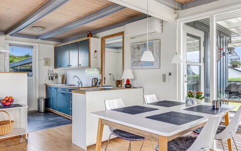 Nielsine - 250M from the Sea: Hout, Flooring, Interieur Ontwerp, Meubilair, Plafond, Keuken, Keuken En Eettafel, Houten Vloer, Stoel, Hardwood