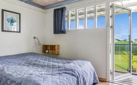 Nielsine - 250M from the Sea: Hout, Verdieping, Flooring, Plafond, Interieur Ontwerp, Slaapkamer, Huis, Bed, Laken, Kamer