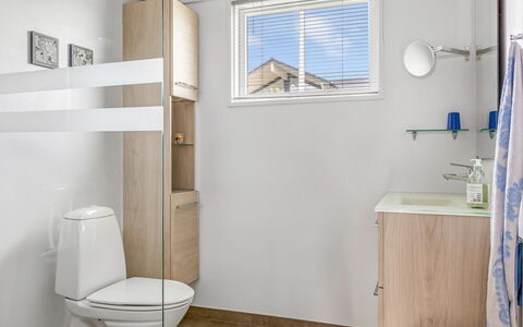 Nielsine - 250M from the Sea: Loodgieterswerkinrichting, Wc Bril, Toilet, Verdieping, Hout, Flooring, Interieur Ontwerp, Badkamer, Loodgieter, Wastafel