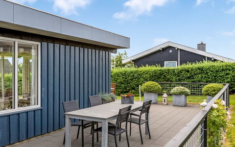 Nielsine - 250M from the Sea: Huis, Schaduw, Siding, Tuin, Buitenmeubels, Werf, Veranda, Landscaping, Plank, Hardwood