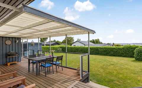 Nielsine - 250M from the Sea: Dak, Schaduw, Samengesteld Materiaal, Dek, Veranda, Buitenmeubels, Patio, Outdoor Structuur, Luifel, Hardwood