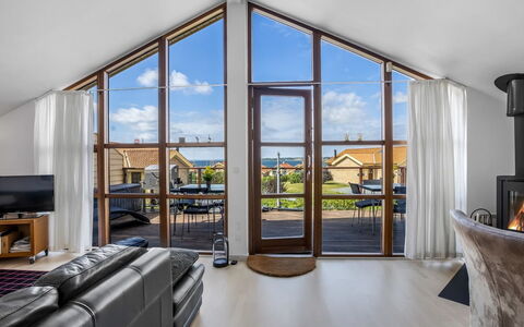 Rouwen - 120M from the Sea: Hout, Flooring, Verdieping, Meubilair, Interieur Ontwerp, Huis, Plafond, Bankstel, Woonkamer, Deur
