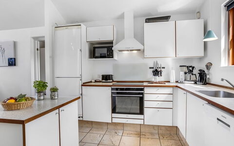 Rouwen - 120M from the Sea: Keuken, Toestel Van De Keuken, Countertop, Major Appliance, Cabinetry, Interieur Ontwerp, Huishoudapparatuur, Flooring, Plafond, Meubilair