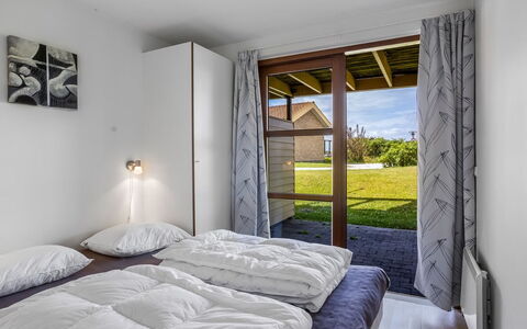 Rouwen - 120M from the Sea: Interieur Ontwerp, Hout, Verdieping, Flooring, Plafond, Bed, Slaapkamer, Meubilair, Huis, Kamer