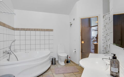 Rouwen - 120M from the Sea: Interieur Ontwerp, Flooring, Loodgieterswerkinrichting, Verdieping, Plafond, Badkamer, Bad, Kamer, Loodgieter, Verlichting
