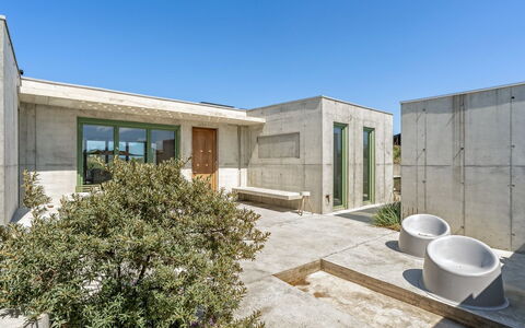 Rieke - 250M from the Sea: Huis, Dak, Huis, Verblijf, Struik, Groundcover, Landgoed, Boerderij, Siding, Garden Gebouwen