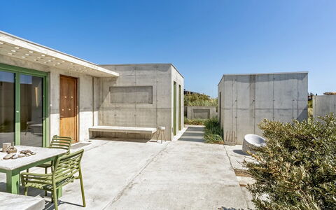 Rieke - 250M from the Sea: Huis, Dak, Huis, Verblijf, Struik, Groundcover, Landgoed, Boerderij, Siding, Garden Gebouwen