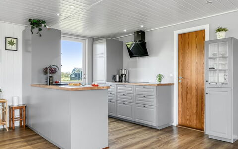 Leonard - 130M from the Sea: Flooring, Hout, Houten Vloer, Verdieping, Keuken, Meubilair, Toestel Van De Keuken, Cabinetry, Major Appliance, Interieur Ontwerp