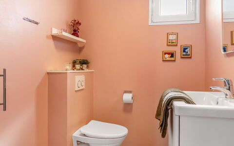 Leonard - 130M from the Sea: Badkamer, Loodgieterswerkinrichting, Wc Bril, Toilet, Interieur Ontwerp, Wastafel, Loodgieter, Flooring, Verdieping, Kraan