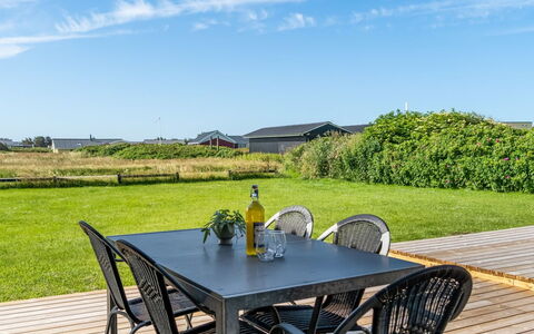 Leonard - 130M from the Sea: Lucht, Meubilair, Tafel, Buitenmeubels, Land Lot, Buitentafel, Stoel, Keuken En Eettafel, Schaduw, Dek