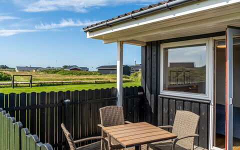 Leonard - 130M from the Sea: Hout, Architectuur, Huis, Land Lot, Dak, Verblijf, Schaduw, Veranda, Siding, Balkon