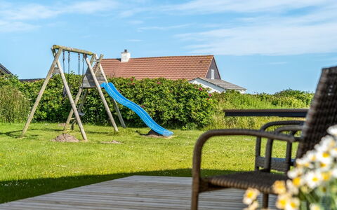 Leonard - 130M from the Sea: Lucht, Blauw, Vrije Tijd, Gazon, Schaduw, Oceaan, Buitenmeubels, Landscaping, Werf, Eco Hotel