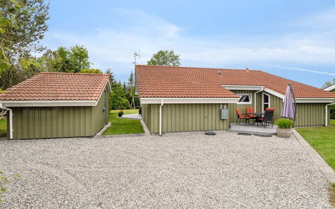 Henne - from the Sea: Hout, Huis, Veranda, Dek, Hardwood, Dak, Beits, Houten Vloer, Eco Hotel
