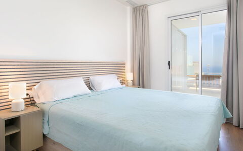 D'Mediterranea Private Pool & Sauna: Meubilair, Interieur Ontwerp, Hout, Verdieping, Flooring, Bed, Textiel, Slaapkamer, Plafond, Verlichting