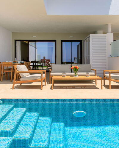 D'Mediterranea Private Pool & Sauna: Hout, Flooring, Verdieping, Meubilair, Zwembad, Toevlucht, Schaduw, Buitenmeubels, Stoel, Ontwerp