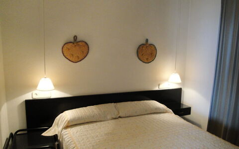 Horta del Mar: Slaapkamer, Bed, Kamer, Meubilair, Eigendom, Interieur Ontwerp, Bed Frame, Muur, Laken, Verlichting