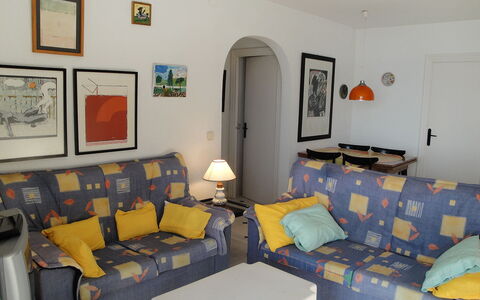 Horta del Mar: Kamer, Woonkamer, Eigendom, Meubilair, Bankstel, Interieur Ontwerp, Geel, Gebouw, Huis, Tafel