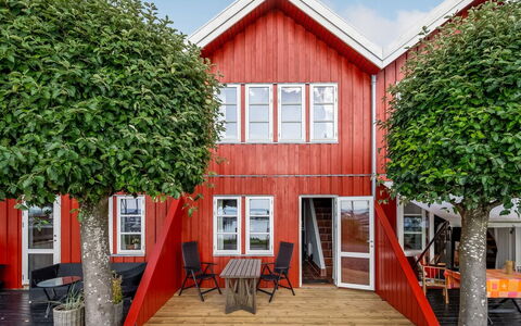 Ulvi - 15M from the Sea: Dak, Huis, Deur, Verblijf, Schaduw, Siding, Werf, Landgoed, Backyard