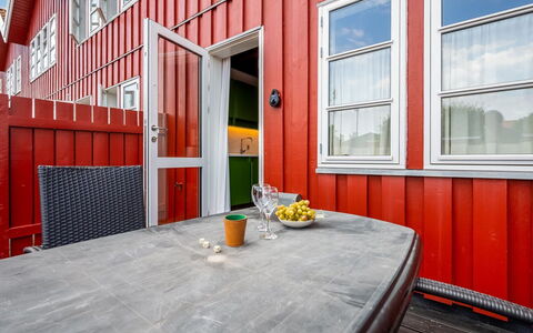 Ulvi - 15M from the Sea: Dak, Huis, Deur, Verblijf, Schaduw, Siding, Werf, Landgoed, Backyard
