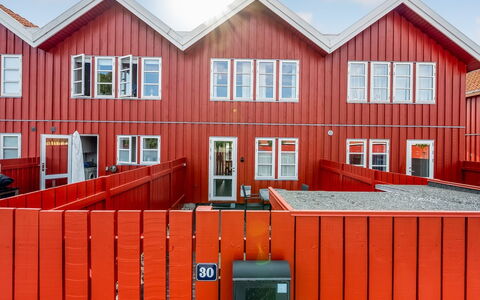 Ulvi - 15M from the Sea: Dak, Huis, Deur, Verblijf, Schaduw, Siding, Werf, Landgoed, Backyard