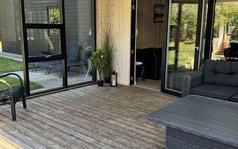 Abbo - 750M from the Sea: Hout, Flooring, Verdieping, Houten Vloer, Deur, Meubilair, Hardwood, Beits, Stoel, Dek
