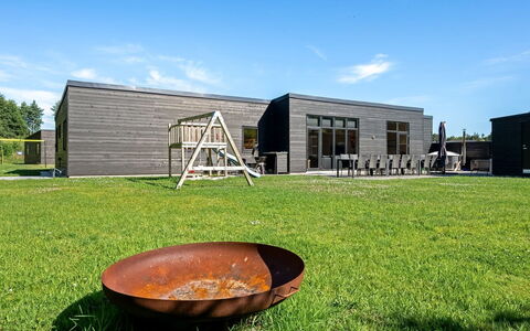 Abbo - 750M from the Sea: Gras, Huis, Land Lot, Gazon, Tuin, Siding, Werf, Verblijf, Schaduw, Landscaping
