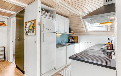 Frodde - 200M from the Sea: Keuken, Flooring, Hout, Major Appliance, Interieur Ontwerp, Verdieping, Plafond, Countertop, Toestel Van De Keuken, Houten Vloer