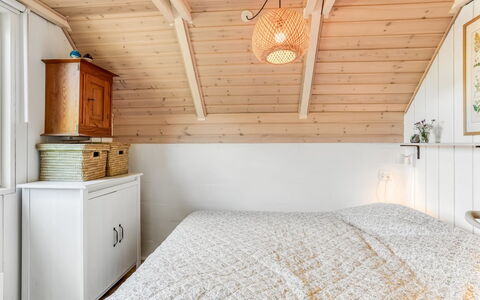 Frodde - 200M from the Sea: Interieur Ontwerp, Meubilair, Slaapkamer, Bed, Hout, Plafond, Flooring, Verdieping, Lichte Inrichting, Kamer
