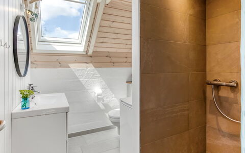 Frodde - 200M from the Sea: Flooring, Hout, Verdieping, Interieur Ontwerp, Loodgieterswerkinrichting, Plafond, Badkamer, Loodgieter, Kamer, Kraan