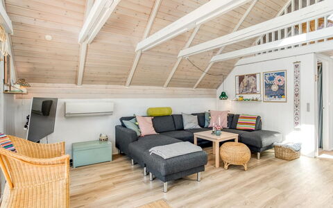 Frodde - 200M from the Sea: Meubilair, Interieur Ontwerp, Flooring, Verdieping, Houten Vloer, Hout, Bankstel, Plafond, Kamer, Woonkamer