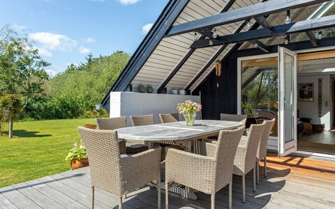 Frodde - 200M from the Sea: Hout, Huis, Dak, Meubilair, Veranda, Stoel, Verblijf, Deur, Dek, Keuken En Eettafel