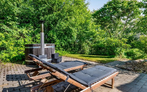Albert - 300M from the Sea: Hout, Huis, Veranda, Dek, Hardwood, Dak, Beits, Houten Vloer, Eco Hotel