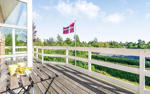 Albert - 300M from the Sea: Hout, Huis, Veranda, Dek, Hardwood, Dak, Beits, Houten Vloer, Eco Hotel