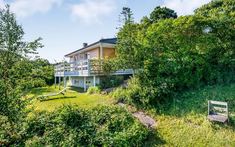 Albert - 300M from the Sea: Hout, Huis, Veranda, Dek, Hardwood, Dak, Beits, Houten Vloer, Eco Hotel