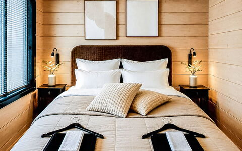 Villa Haave: Meubilair, Bed, Slaapkamer, Interieur Ontwerp, Hout, Verdieping, Flooring, Laken, Linens, Textiel