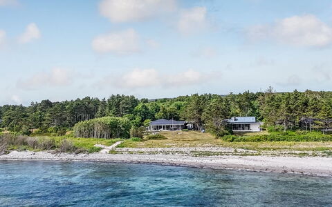 Donka - 25M from the Sea: Zwembad, Buitenmeubels, Meubilair, Toevlucht, Flagstone, Eco Hotel, Schaduw, Stoel, Vrije Tijd, Landgoed