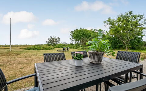 Donka - 25M from the Sea: Zwembad, Buitenmeubels, Meubilair, Toevlucht, Flagstone, Eco Hotel, Schaduw, Stoel, Vrije Tijd, Landgoed