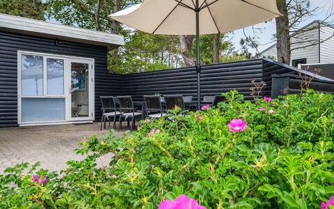 Donka - 25M from the Sea: Zwembad, Buitenmeubels, Meubilair, Toevlucht, Flagstone, Eco Hotel, Schaduw, Stoel, Vrije Tijd, Landgoed