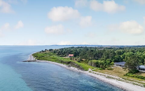 Donka - 25M from the Sea: Zwembad, Buitenmeubels, Meubilair, Toevlucht, Flagstone, Eco Hotel, Schaduw, Stoel, Vrije Tijd, Landgoed