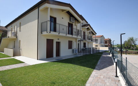 Casa In Collina: Facade, Woongebied, Huis, Huis, Deur, Balkon, Landgoed, Schaduw, Voorstad, Veranda