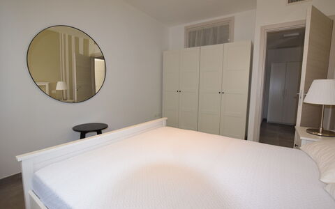Casa In Collina: Meubilair, Bed, Interieur Ontwerp, Slaapkamer, Verdieping, Flooring, Muur, Bedding, Hout, Laken