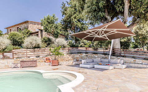 Villa Anna: Buitenmeubels, Paraplu, Meubilair, Stoel, Zwembad, Buitentafel, Schaduw, Flagstone, Patio, Tuin
