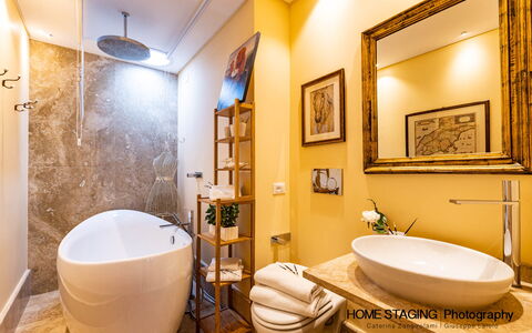 Villa Airone Tegoni, Pool, Radicondoli: Interieur Ontwerp, Badkamer, Loodgieterswerkinrichting, Flooring, Muur, Verdieping, Bad, Plafond, Kraan, Loodgieter