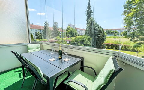 Stadtwohnung in Pirna: Meubilair, Stoel, Schaduw, Koffietafel, Buitenmeubels, Balkon