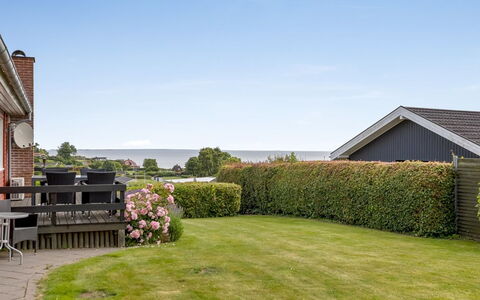 Teja - 100M from the Sea: Struik, Land Lot, Dak, Huis, Groundcover, Tuin, Landgoed, Verblijf, Gazon, Landscaping